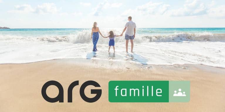 promenade estivale d'une famille à la plage durant l'été.